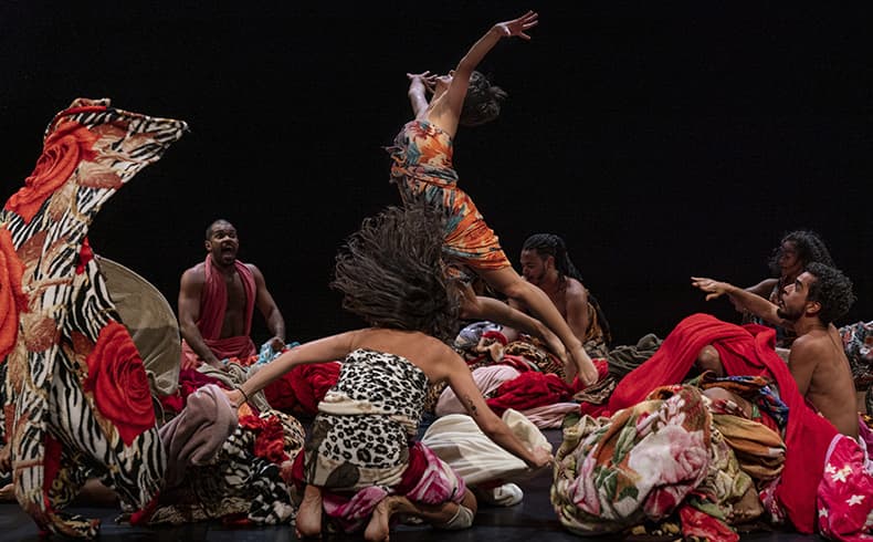 "Encantado" de LIA RODRIGUES COMPANHIA DE DANÇAS