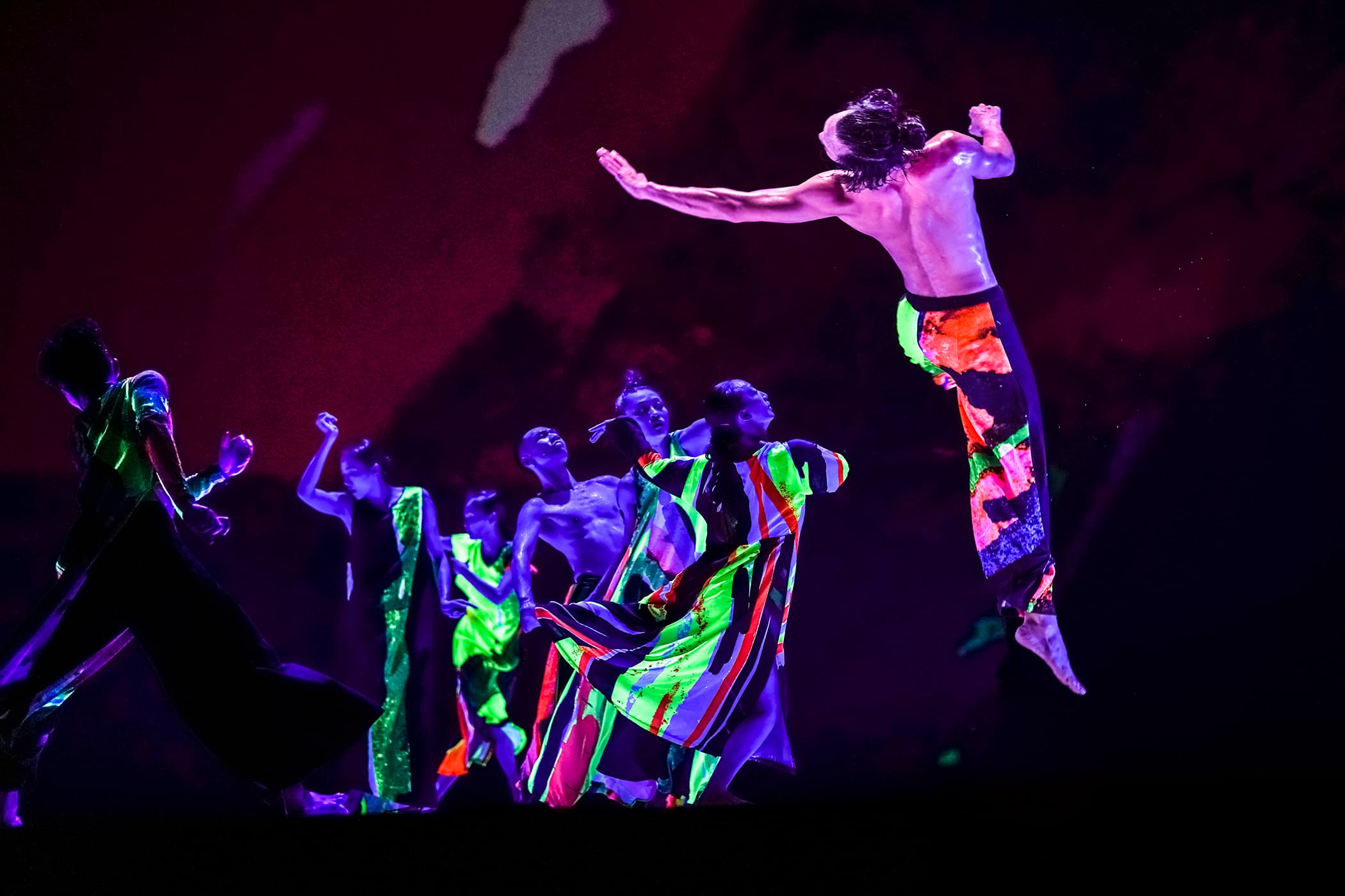 "13 Tongues". CLOUD GATE DANCE THEATRE OF TAIWAN
