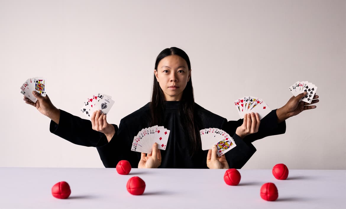 GANDINI JUGGLING "Heka (Nada es lo que parece)"