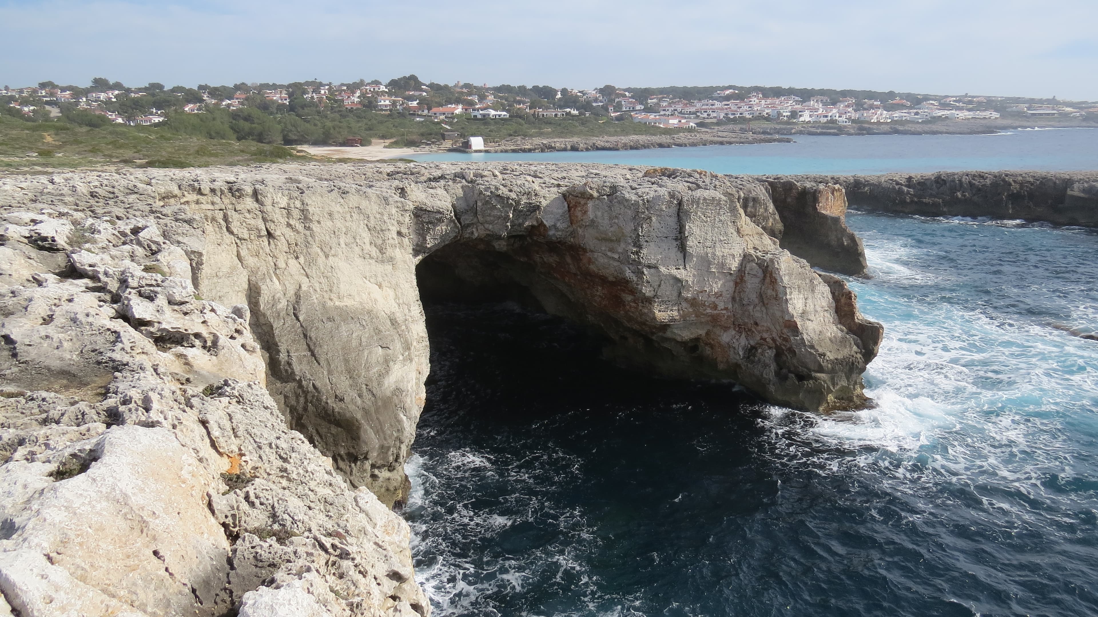 Benet Mercadal i l’estudi dels canvis del nivell de la mar de Menorca a través de les platges alçades, els fòssils i les coves