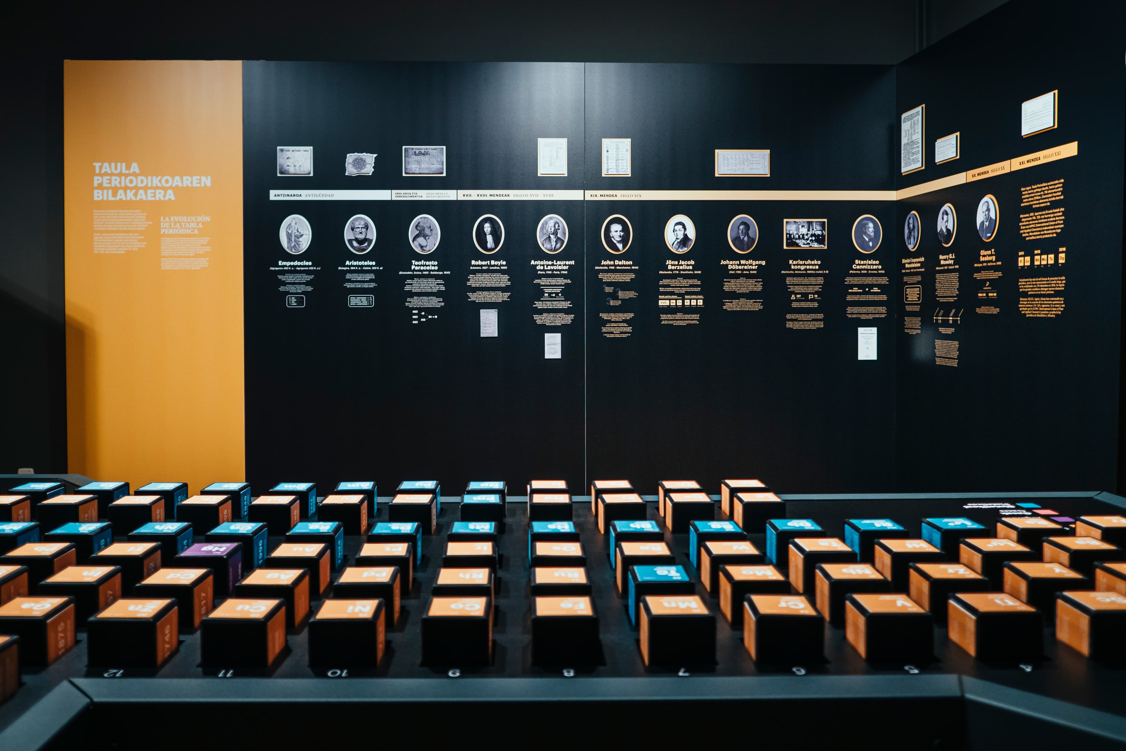 Visita guiada a la exposición sobre la Tabla periódica