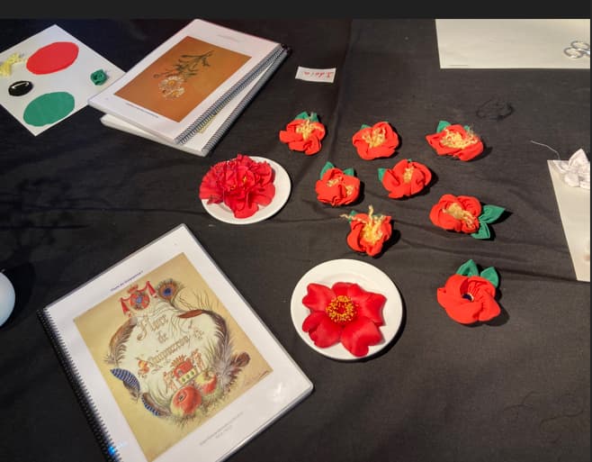 Taller textil. Broches florales