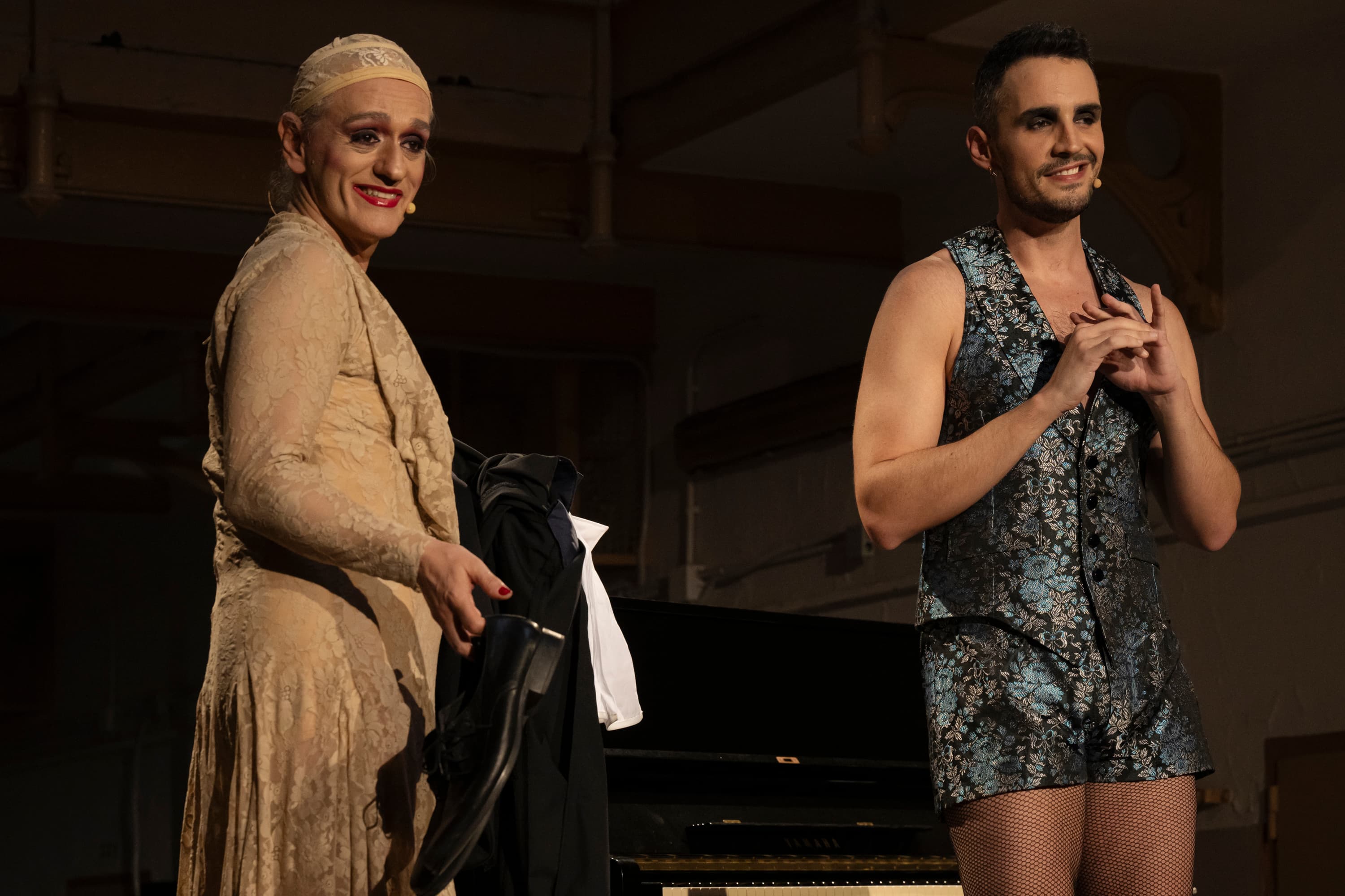 JO, TRAVESTI