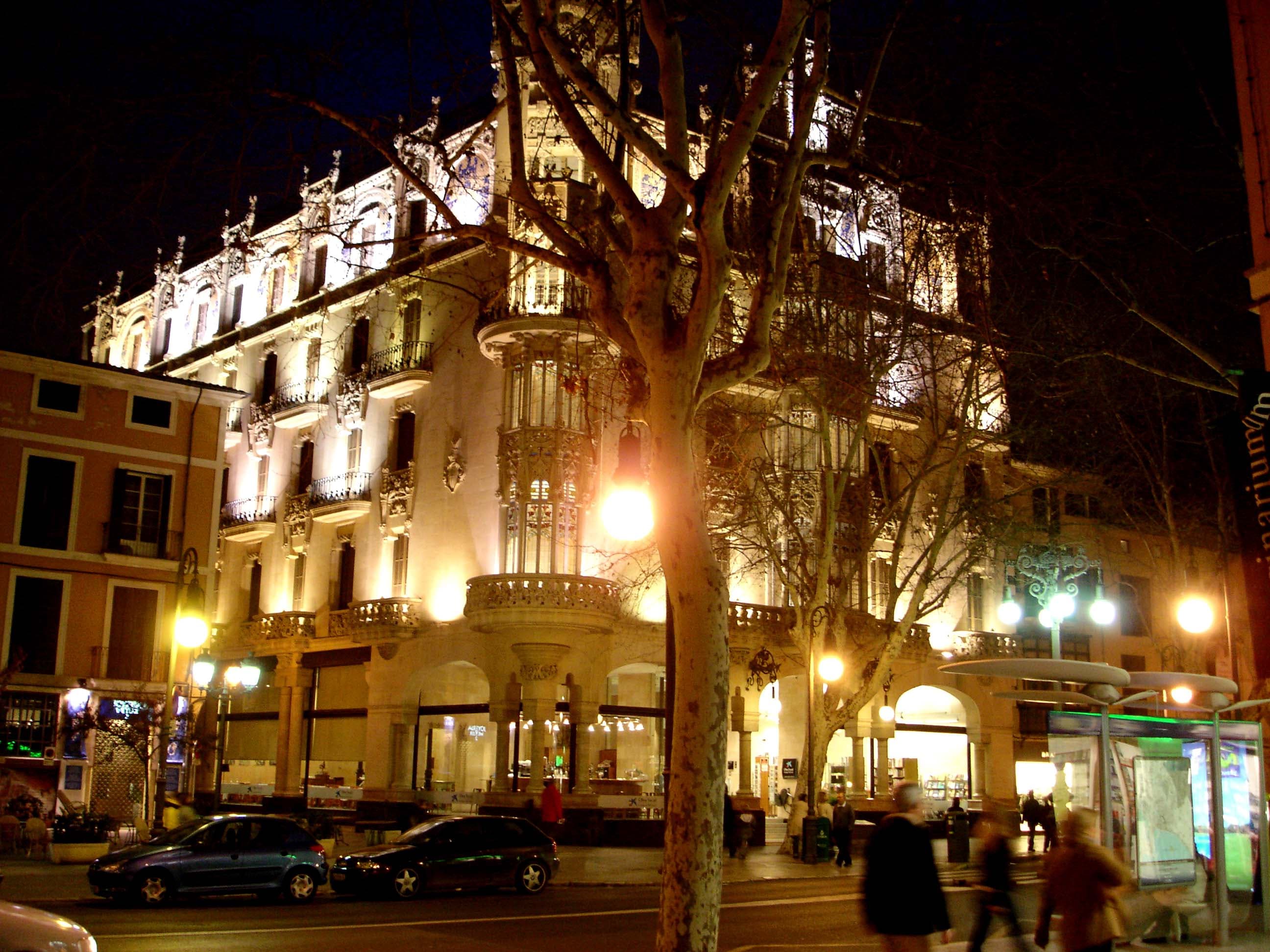 Visita i coneix l'EDIFICI. De Gran Hotel a CaixaForum. Viu el Modernisme!