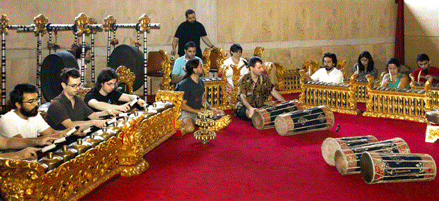 Voleu tocar el gamelan?