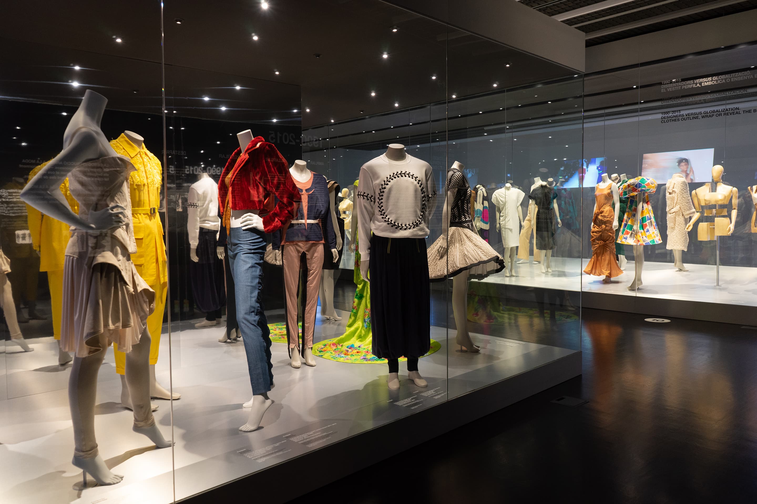 Visita guiada a l'exposició El cos vestit. Siluetes i moda ( de 1550 a 2015 )