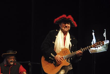 PIRATES, BRUIXOTS I D'ALTRES BITXOS